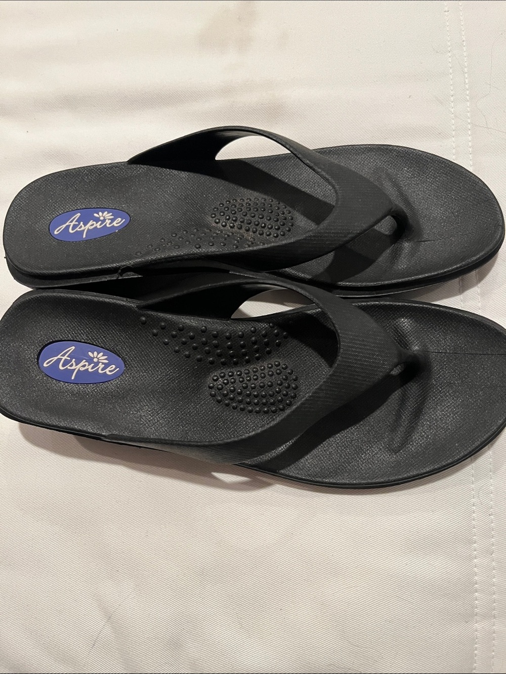 Aspire Black Women's Cushioned Thong Sandals size M/L - Picture 2 of 6